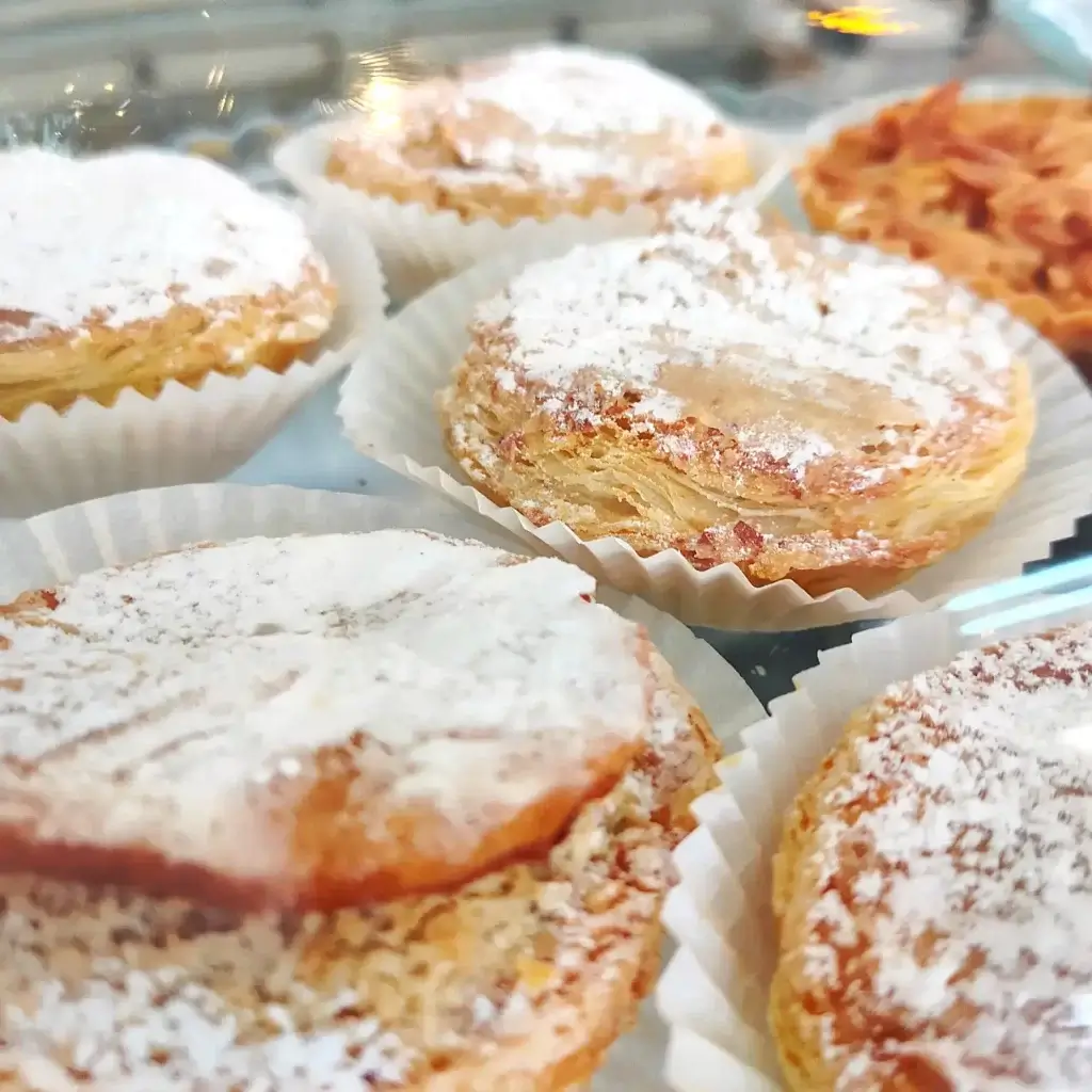 pastel de feijão na montra da doçaria do sul