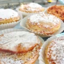pastel de feijão na montra da doçaria do sul