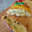 Bolo-rei cortado em duas fatias