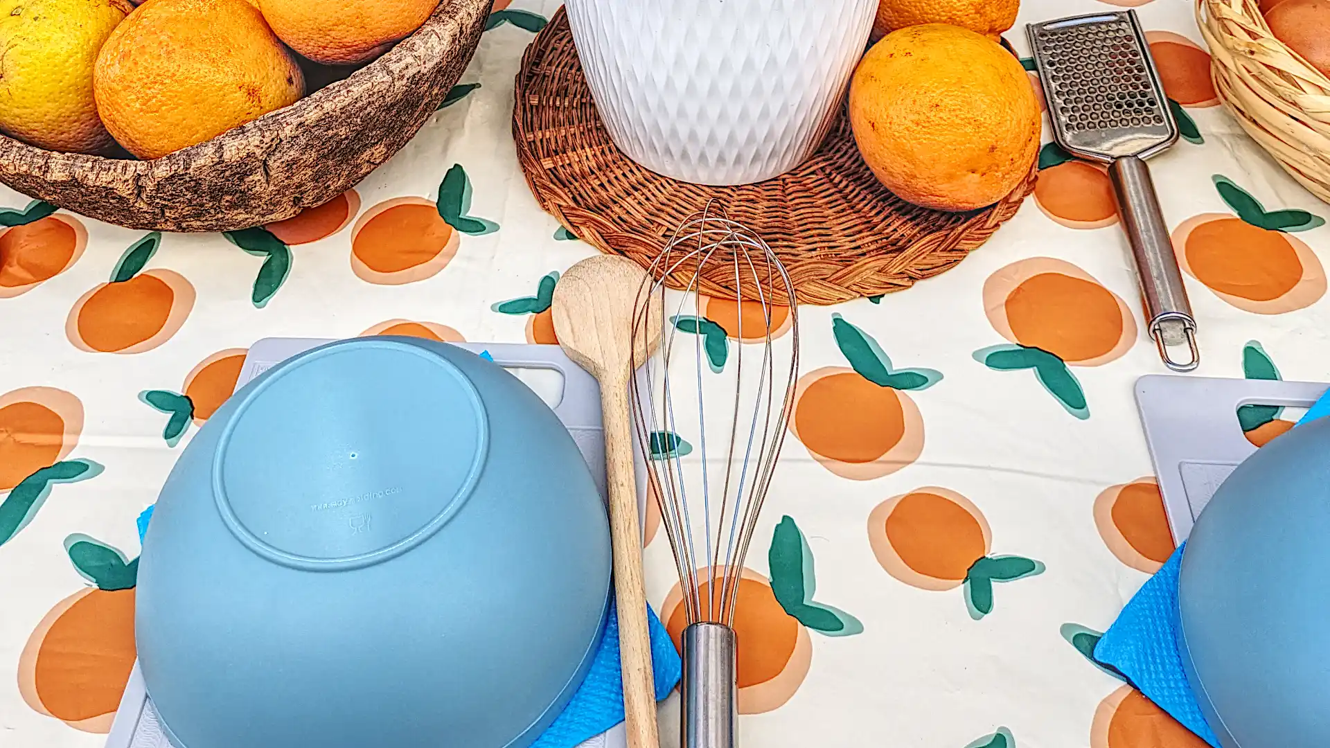 mesa com ingredientes para torta laranja